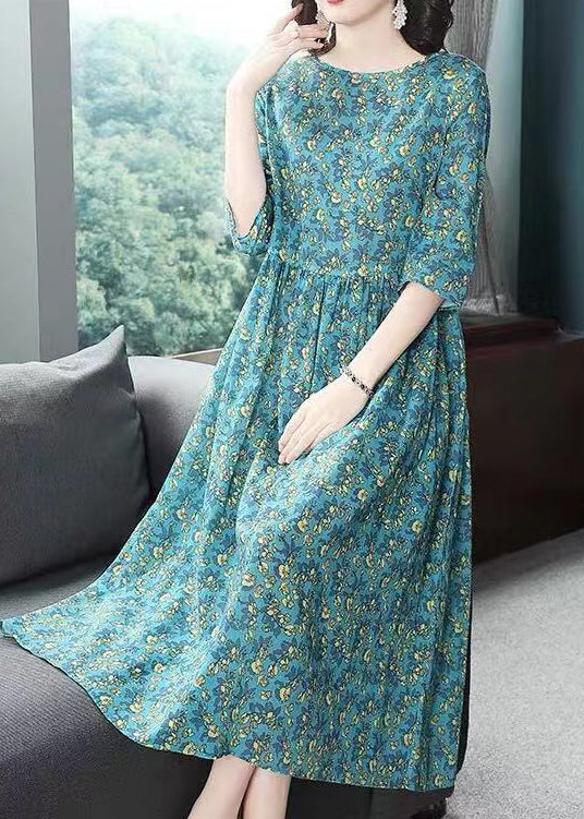 Kleid aus feiner Baumwolle in Übergröße. Sommerkleid mit Blumenmuster