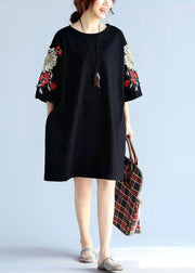2021 einzigartiger stylischer schwarzer Baumwollpullover mit Stickerei plus Größenapplikationen mit kurzen Ärmeln und mittleren Oberteilen