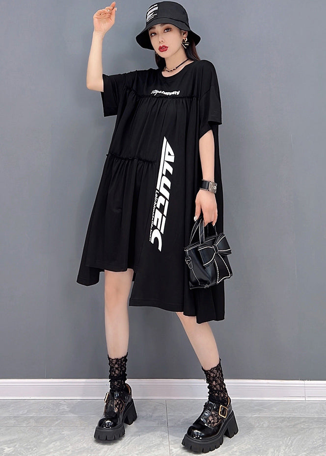 Schöne schwarze, asymmetrische, zerknitterte Streetwear-Kleider aus Baumwolle mit kurzen Ärmeln