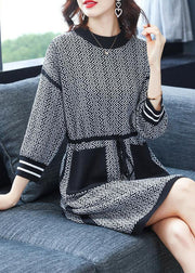 Schönes schwarzes Pulloverkleid mit Kordelzug und O-Ausschnitt und langen Ärmeln