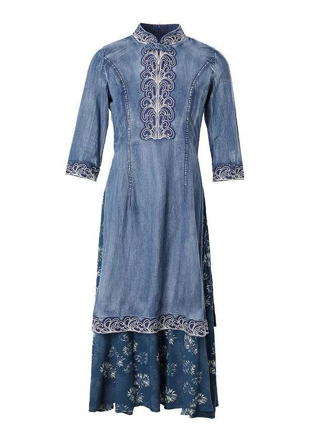 Wunderschönes blaues, seitlich offenes, besticktes Patchwork-Jeanskleid mit Dreiviertelärmeln und Stehkragen