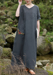 Schönes graues besticktes Patchwork-Leinenkleid mit V-Ausschnitt und kurzen Ärmeln
