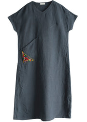 Schönes graues besticktes Patchwork-Leinenkleid mit V-Ausschnitt und kurzen Ärmeln