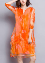 Wunderschönes, orangefarbenes, mehrlagiges Seiden-Urlaubskleid mit V-Ausschnitt und halben Ärmeln