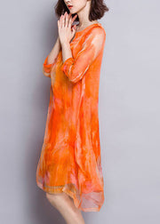 Wunderschönes, orangefarbenes, mehrlagiges Seiden-Urlaubskleid mit V-Ausschnitt und halben Ärmeln