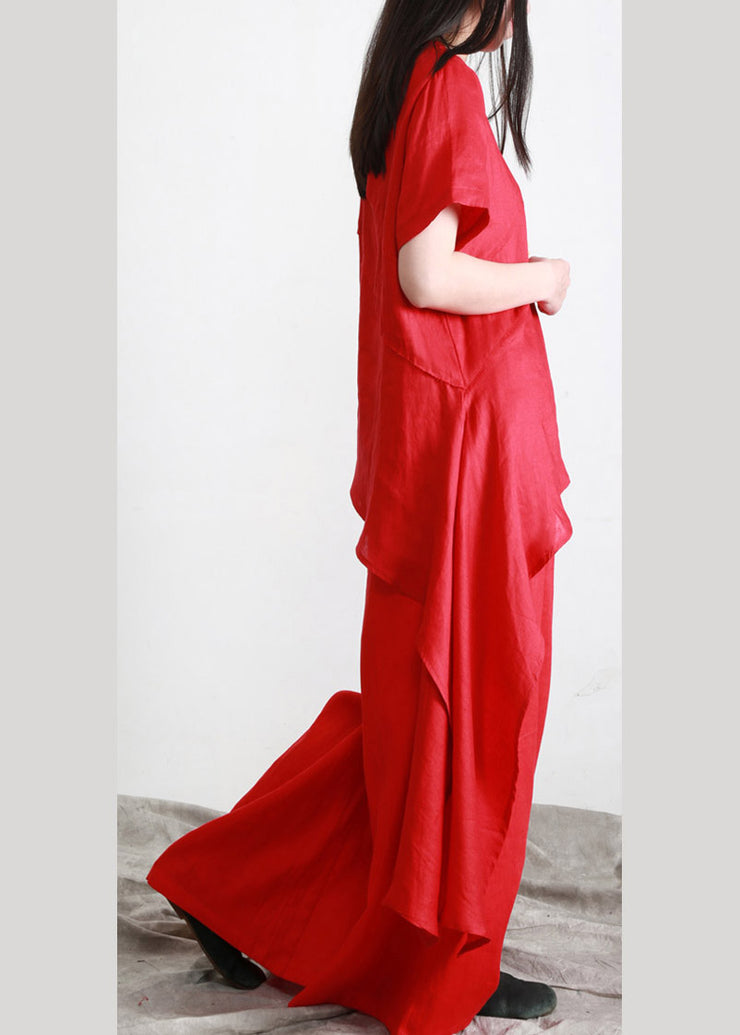 Schönes rotes asymmetrisches Leinenoberteil mit O-Ausschnitt und zweiteilige Hosen im Sommer