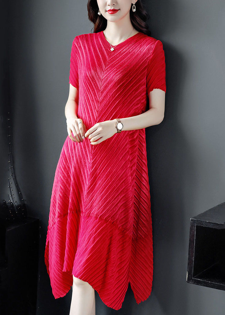 Schönes rotes, einfarbiges V-Ausschnitt, zerknittertes, langes Seidenkleid mit kurzen Ärmeln