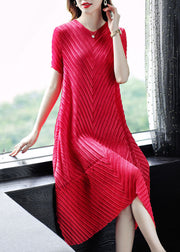 Schönes rotes, einfarbiges V-Ausschnitt, zerknittertes, langes Seidenkleid mit kurzen Ärmeln