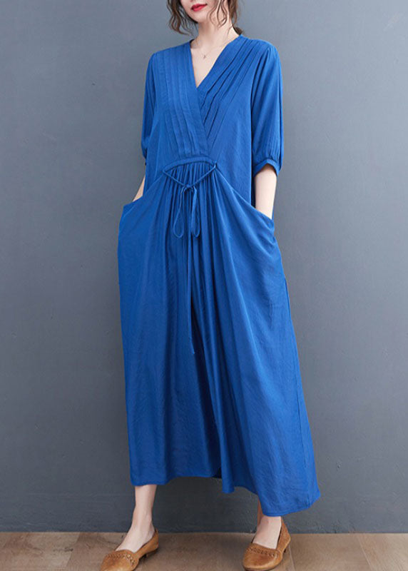 Schönes, einfarbiges, blaues, faltiges, langes Baumwollkleid mit V-Ausschnitt, Taille und kurzen Ärmeln