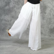 Schöne weiße Hosen mit Taschen und Taillenbund und weitem Bein