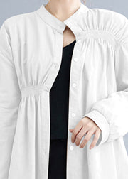 Wunderschönes weißes Stehkragen-Knopf-Faltenhemd mit langen Ärmeln