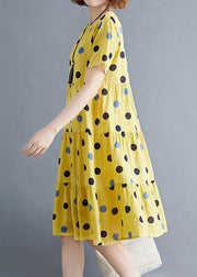 Schönes gelbes Partykleid aus Baumwolle mit O-Ausschnitt, Punktdruck und kurzen Ärmeln
