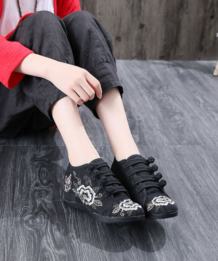 Schwarzer Baumwollstoff mit hohen Keilabsatzschuhen, flache Schuhe mit besticktem Schnallenriemen für Damen