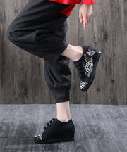 Schwarzer Baumwollstoff mit hohen Keilabsatzschuhen, flache Schuhe mit besticktem Schnallenriemen für Damen