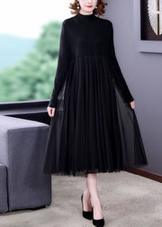 Langes Strickkleid aus schwarzem Patchwork-Tüll mit extra weitem Saum und langen Ärmeln