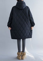 Schwarze Taschen mit feiner Baumwolle gefüllte Wintermäntel mit Kapuze