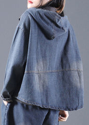 Jeansjacke mit blauen Taschen und Reißverschluss im Frühling