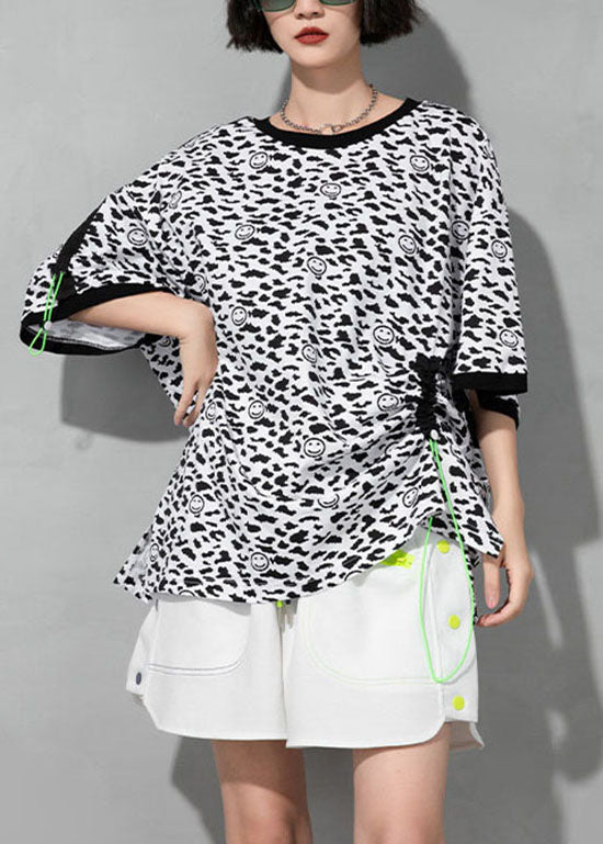 Böhmisches weißes T-Shirt mit O-Ausschnitt und Kordelzug aus Leoparden-Baumwolle mit kurzen Ärmeln