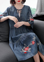 Boutique Blue V-Ausschnitt, besticktes Baumwoll-Feiertags-Denimkleid mit halben Ärmeln