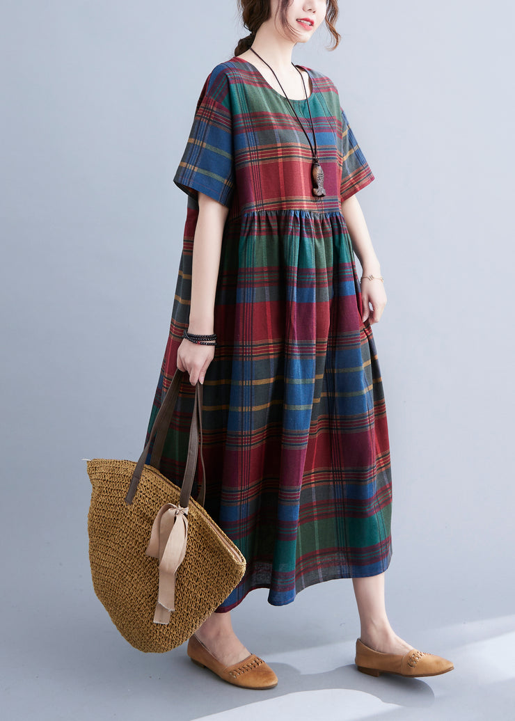 Boutique Rotes kariertes O-Neck geknittertes langes Kleid aus Baumwolle mit kurzen Ärmeln