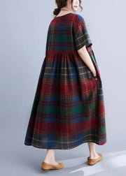 Boutique Rotes kariertes O-Neck geknittertes langes Kleid aus Baumwolle mit kurzen Ärmeln