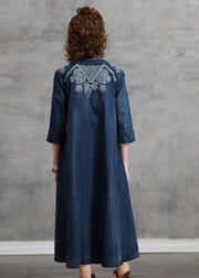 Kurzes blaues Kleid mit V-Ausschnitt und bestickter Baumwolle in A-Linie mit halben Ärmeln