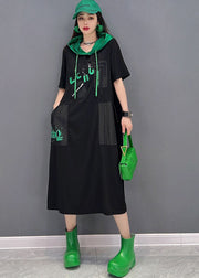 Lässiges schwarzes Colorblock-Sweatshirt-Kleid aus Baumwolle mit Kapuze und kurzen Ärmeln