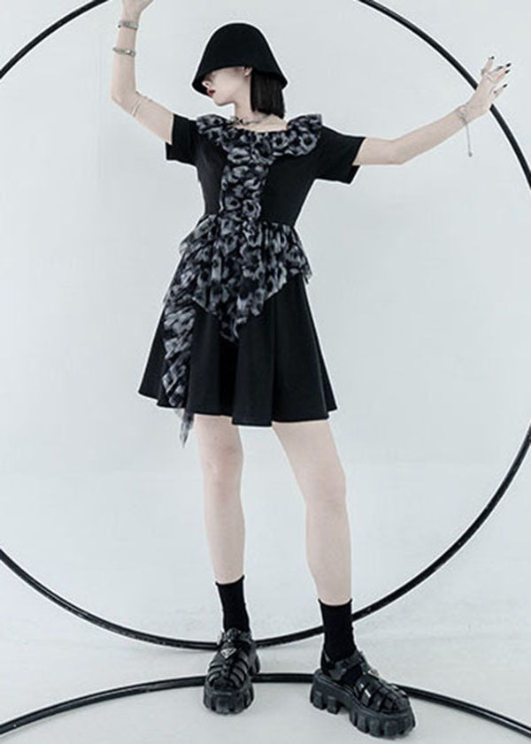 Lässiges schwarzes Kleid mit quadratischem Kragen, gekräuseltem Patchwork-Druck und kurzen Ärmeln