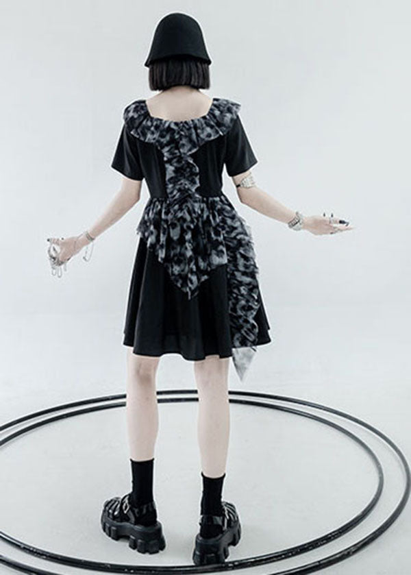 Lässiges schwarzes Kleid mit quadratischem Kragen, gekräuseltem Patchwork-Druck und kurzen Ärmeln