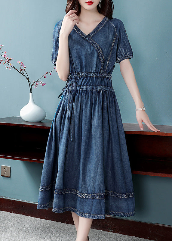Lässiges blaues Patchwork-Baumwoll-Denim-Plissee-Cinch-Kleid mit kurzen Ärmeln und V-Ausschnitt