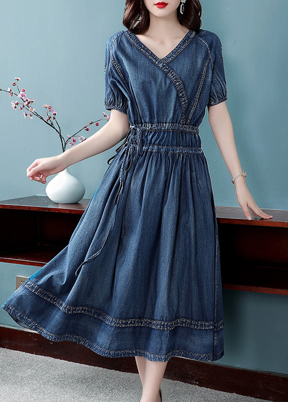 Lässiges blaues Patchwork-Baumwoll-Denim-Plissee-Cinch-Kleid mit kurzen Ärmeln und V-Ausschnitt