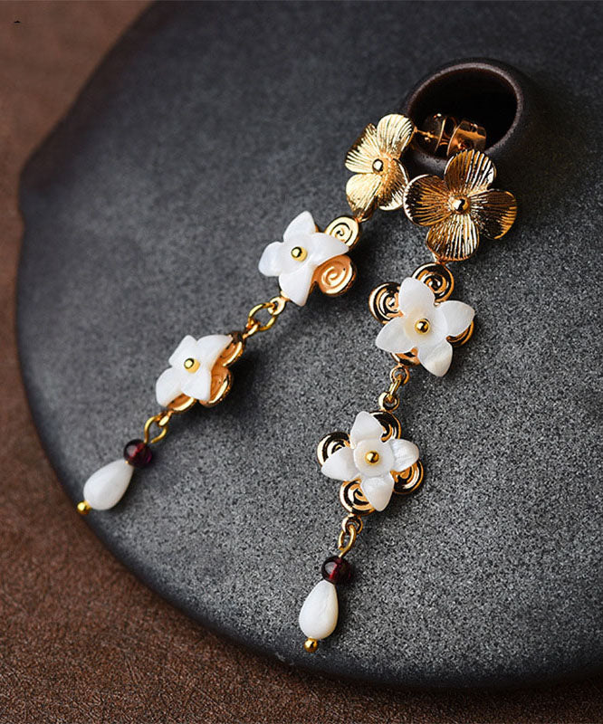 Schicke weiße Muschelblumen-Ohrringe aus 14-karätigem Gold