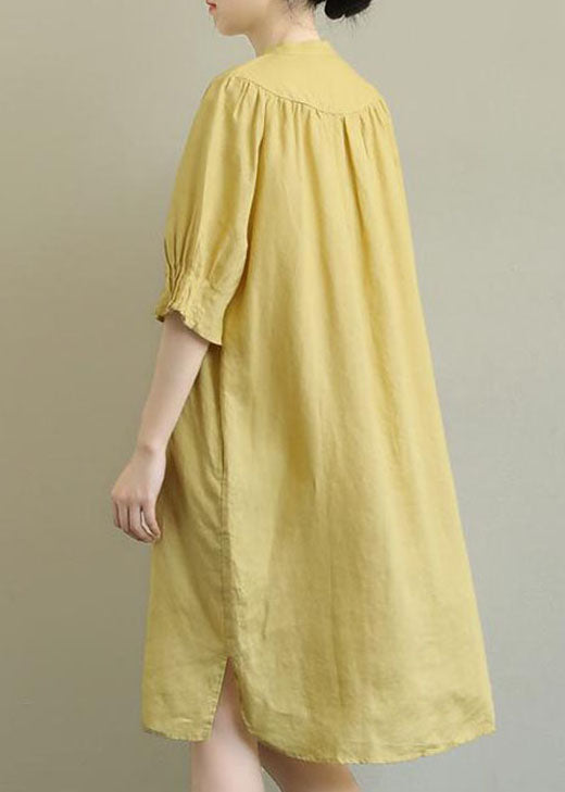 Schickes, gelbes, seitlich offenes Baumwoll-Mittelkleid mit halben Ärmeln