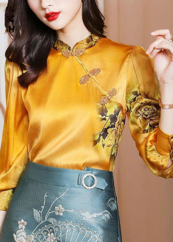 Gelber Stehkragendruck im chinesischen Stil, der feine Seidenhemdoberteile mit langen Ärmeln drapiert