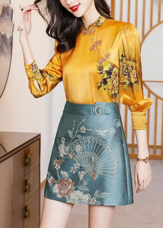 Gelber Stehkragendruck im chinesischen Stil, der feine Seidenhemdoberteile mit langen Ärmeln drapiert