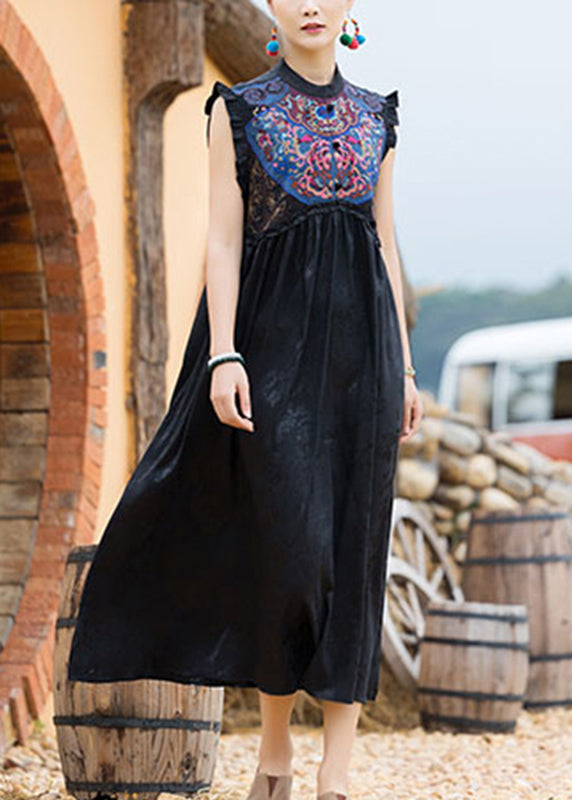 Klassisches, schwarzes, ärmelloses Kleid mit O-Ausschnitt, besticktem Blumenmuster und faltigen Knöpfen