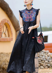 Klassisches, schwarzes, ärmelloses Kleid mit O-Ausschnitt, besticktem Blumenmuster und faltigen Knöpfen