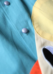 Klassischer blauer Bubikragen mit Patchwork-Charakterapplikationen aus Baumwolle mit kurzen Ärmeln