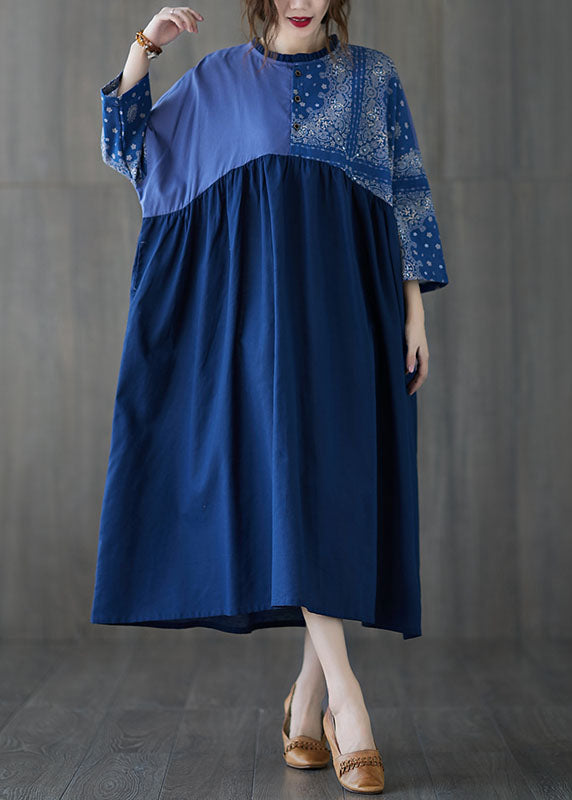 Elegantes blaues langes Kleid aus Baumwolle mit Rüschendruck und Frühling