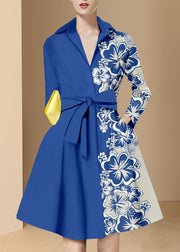 Elegante blaue Seidenkleider mit langen Ärmeln und Bubikragen in der Taille