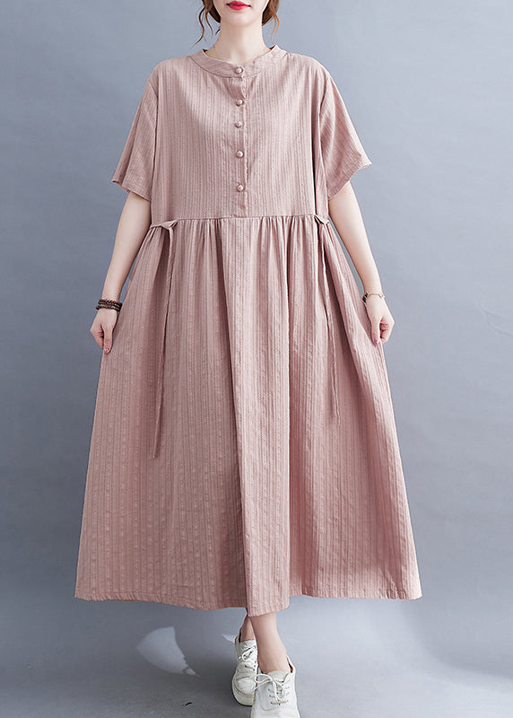 Klassisches langes Sommerkleid mit Stehkragen und Knöpfen in der Taille in Rosa