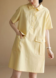 Klassisches, einfarbiges, gelbes Bubikragen-Taschen-Knopf-Baumwoll-Maxikleid mit kurzen Ärmeln