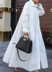 Elegantes weißes Maxikleid mit Peter-Pan-Kragen und Knopftaschen aus Baumwolle mit langen Ärmeln