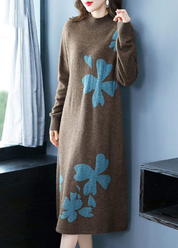 Langes Pulloverkleid aus Kaffee-Kaschmir mit Stehkragen, bestickten langen Ärmeln