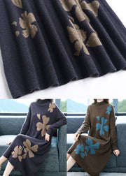 Langes Pulloverkleid aus Kaffee-Kaschmir mit Stehkragen, bestickten langen Ärmeln