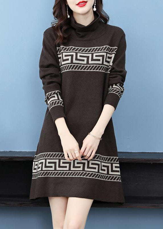 Langes A-Linien-Kleid mit Kaffeedruck und langen Ärmeln