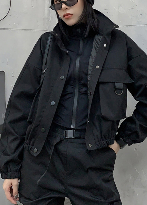 Elegante schwarze Stehkragen-Taschen-Knopf-Jacke mit langen Ärmeln