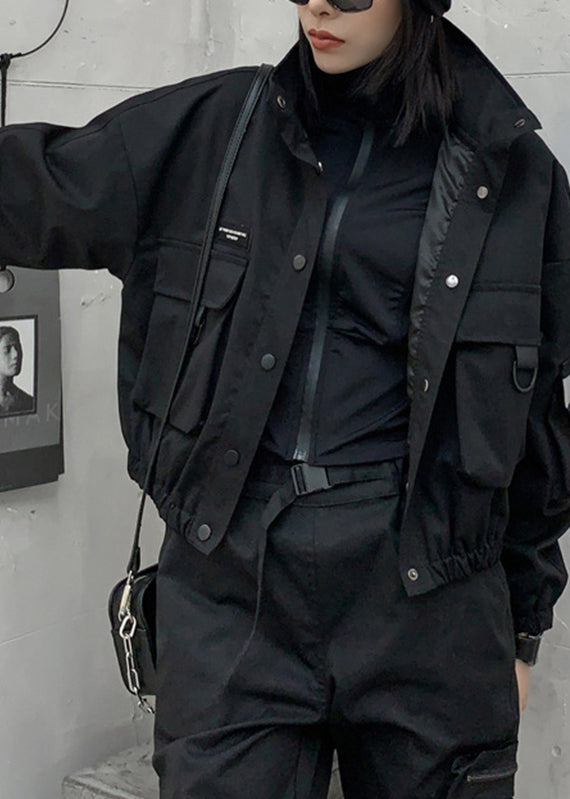 Elegante schwarze Stehkragen-Taschen-Knopf-Jacke mit langen Ärmeln
