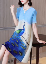 Elegantes blaues Seidenkleid mit kurzen Ärmeln und Pfauendruck mit O-Ausschnitt