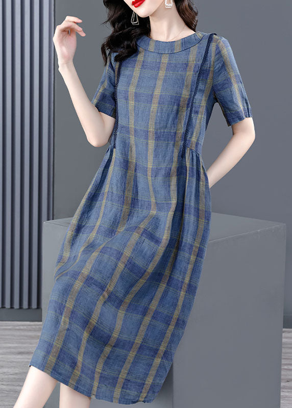 Elegantes, blaues, kariertes, faltiges Baumwollkleid mit kurzen Ärmeln und O-Ausschnitt
